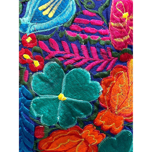 Handbestickter Kissenbezug Oaxaca – Blumenmuster in Blau, handgefertigt in Mexiko, traditionelles Kunsthandwerk aus Oaxaca.