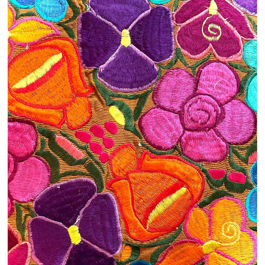 Handbestickter Kissenbezug Oaxaca – Brauner Stoff mit farbenfrohen floralen Mustern, traditionell handgefertigt in Mexiko.