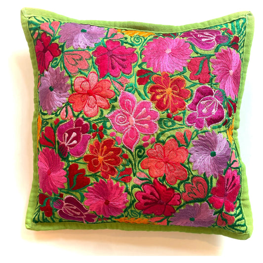 Grüner, handbestickter Kissenbezug aus Oaxaca – leuchtende Blumenstickereien, handgefertigt in Mexiko, traditionelles Kunsthandwerk.