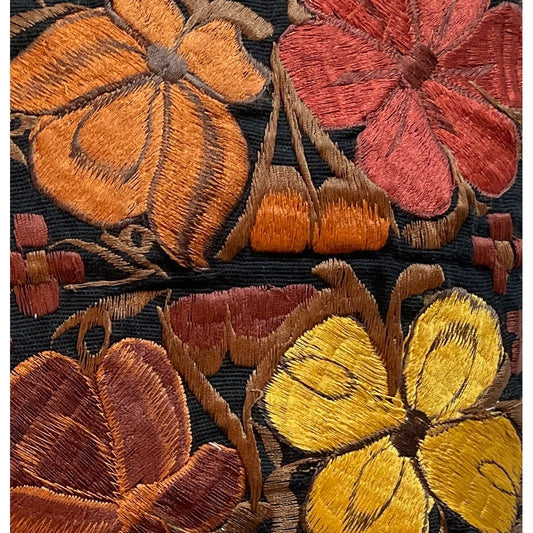 Handbestickter Kissenbezug aus Oaxaca – Schwarzer Stoff mit farbenfrohen Blumenmustern, traditionell handgefertigt in Mexiko.