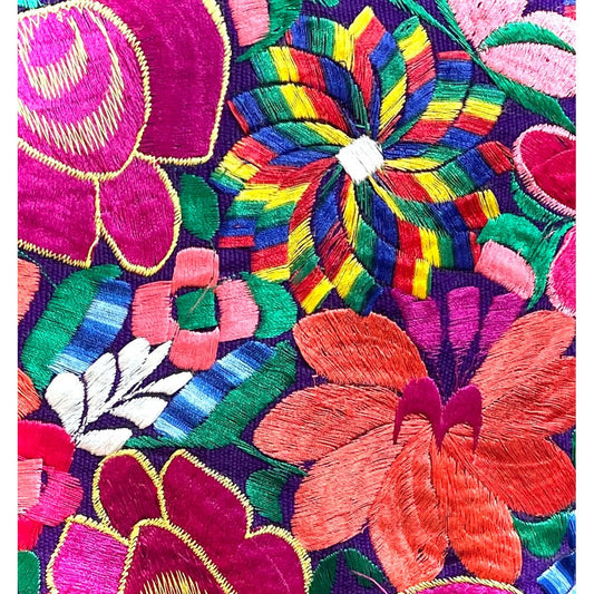 Lila, handbestickter Kissenbezug aus Oaxaca – farbenprächtige florale Muster, traditionell handgefertigt in Mexiko.