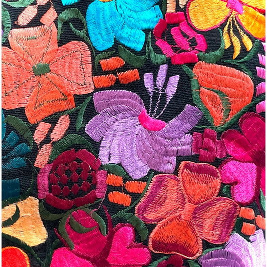 Handbestickter Kissenbezug aus Oaxaca – Schwarzer Stoff mit blauen und bunten Blumenstickereien, traditionelles Kunsthandwerk aus Mexiko.