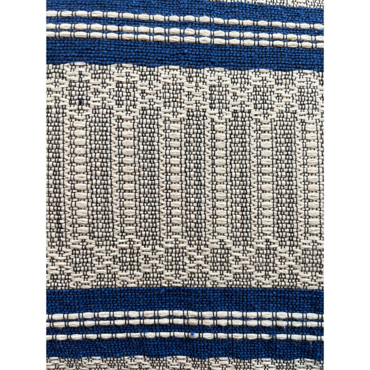 Blauer, handgewebter Kissenbezug aus Oaxaca – hergestellt auf einem traditionellen Tretwebstuhl, mit feinem Muster aus Baumwolle.