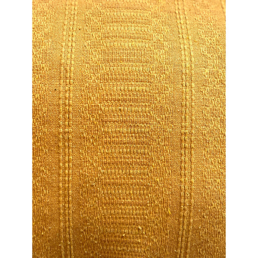 Gelber, handgewebter Kissenbezug aus Oaxaca – gefertigt auf einem traditionellen Tretwebstuhl mit feinem Muster und leuchtender Farbe.