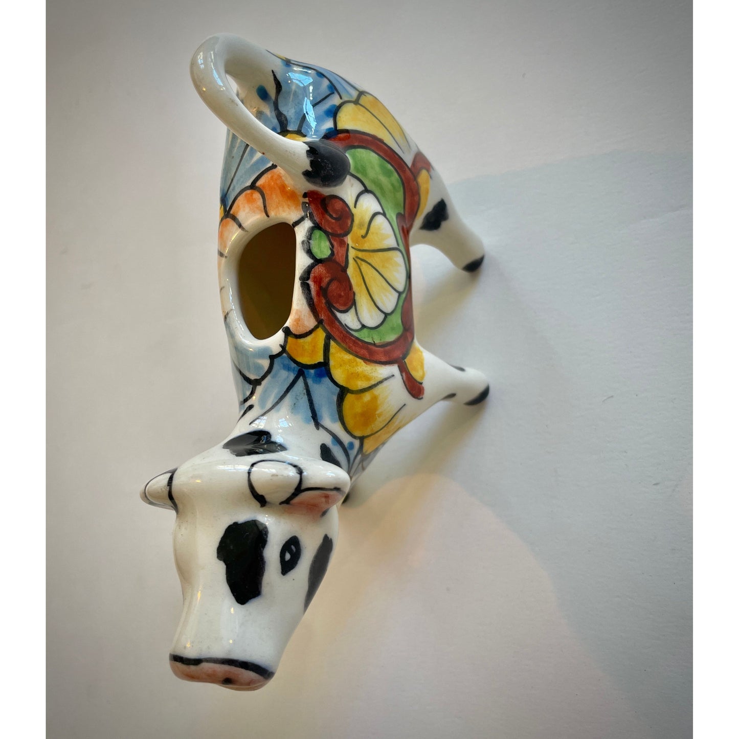 Milchgießer in Kuhform – Die verspielte Eleganz handbemalter Talavera-Keramik