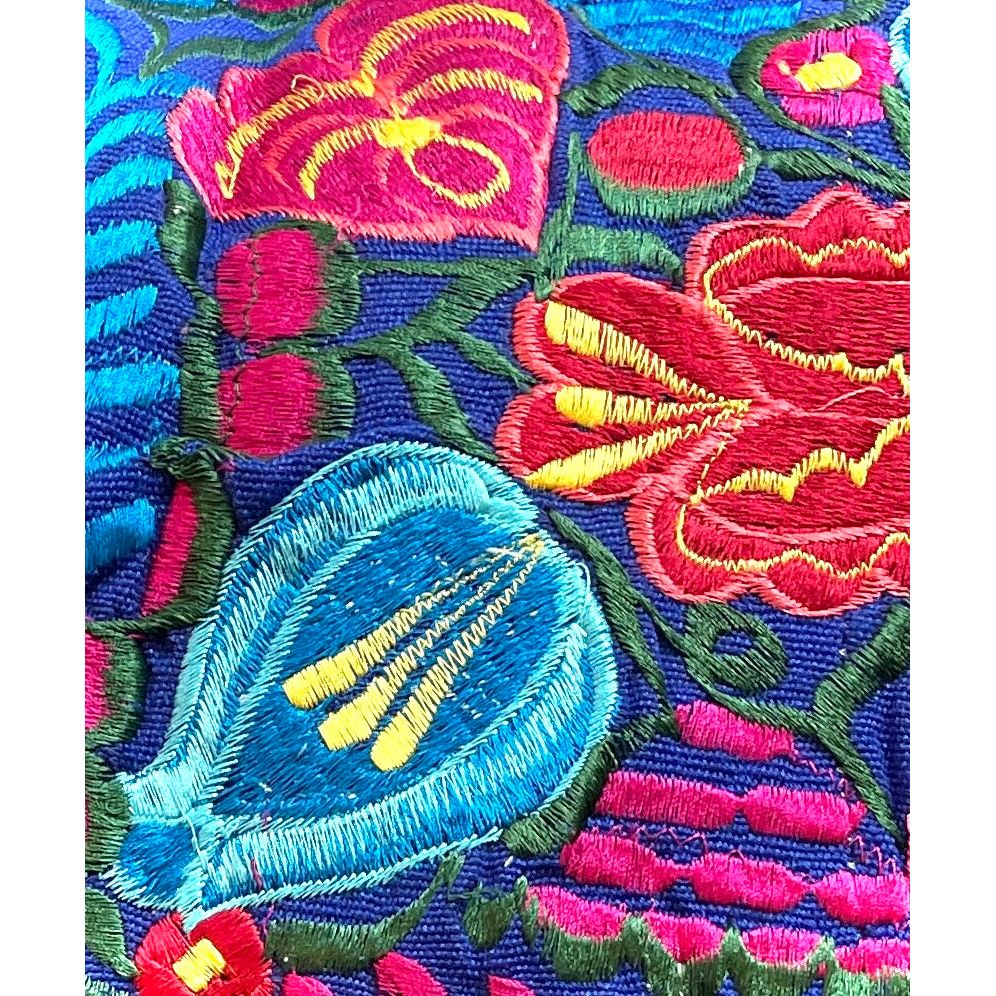 Handbestickter Kissenbezug Oaxaca – Blumenmuster in Blau, handgefertigt in Mexiko, traditionelles Kunsthandwerk aus Oaxaca.