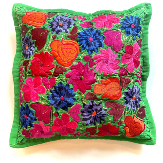 Grüner, handbestickter Kissenbezug aus Oaxaca – leuchtende Blumenstickereien, handgefertigt in Mexiko, traditionelles Kunsthandwerk.