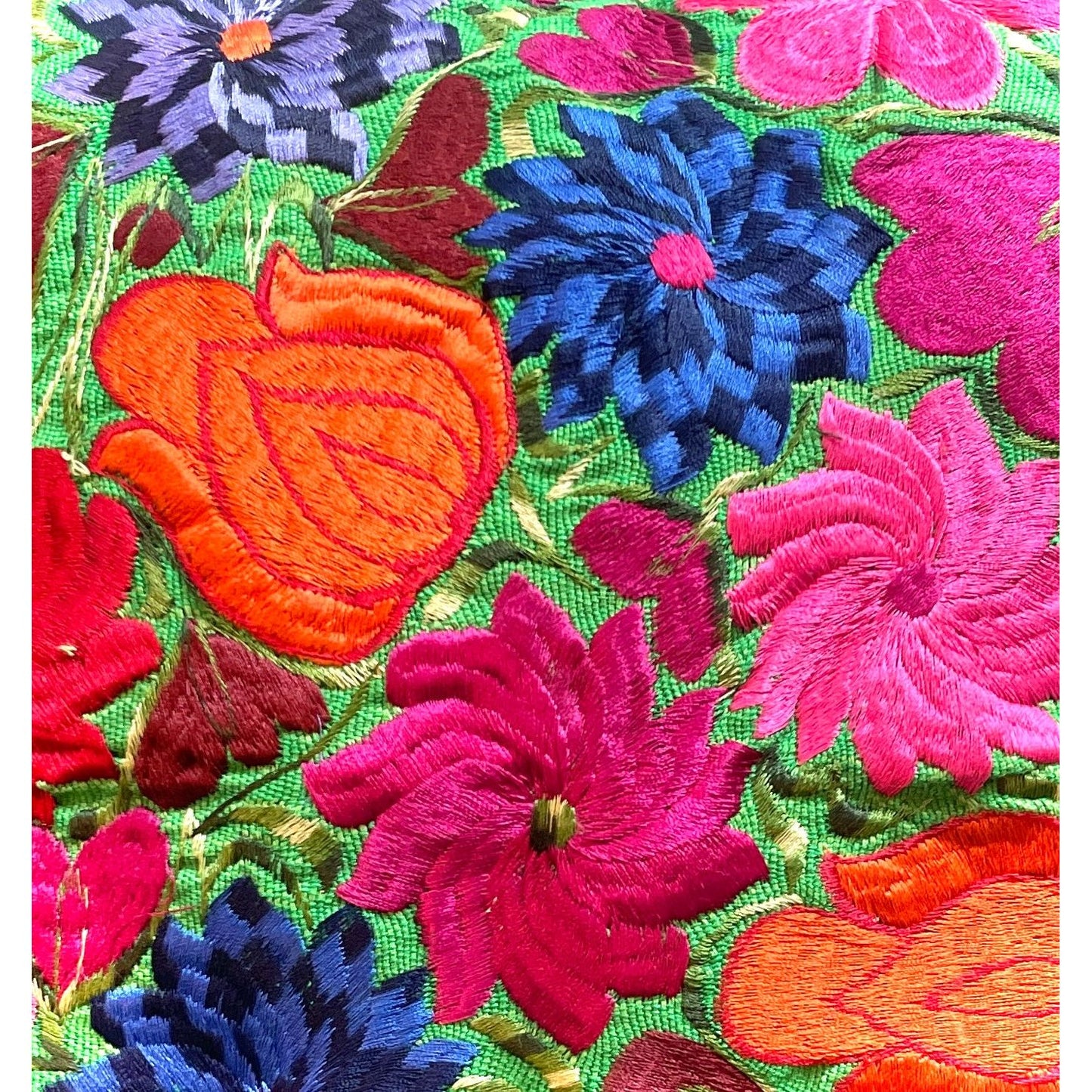 Grüner, handbestickter Kissenbezug aus Oaxaca – leuchtende Blumenstickereien, handgefertigt in Mexiko, traditionelles Kunsthandwerk.