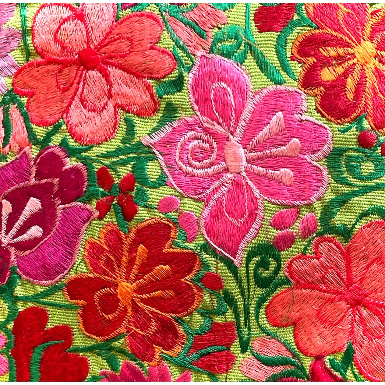 Grüner, handbestickter Kissenbezug aus Oaxaca – leuchtende Blumenstickereien, handgefertigt in Mexiko, traditionelles Kunsthandwerk.