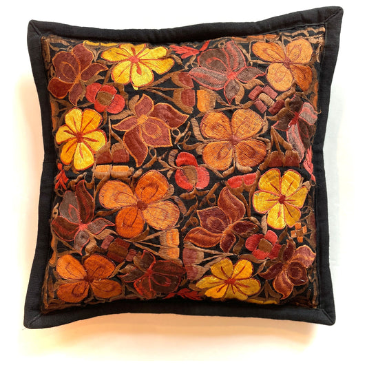 Handbestickter Kissenbezug aus Oaxaca – Schwarzer Stoff mit farbenfrohen Blumenmustern, traditionell handgefertigt in Mexiko.
