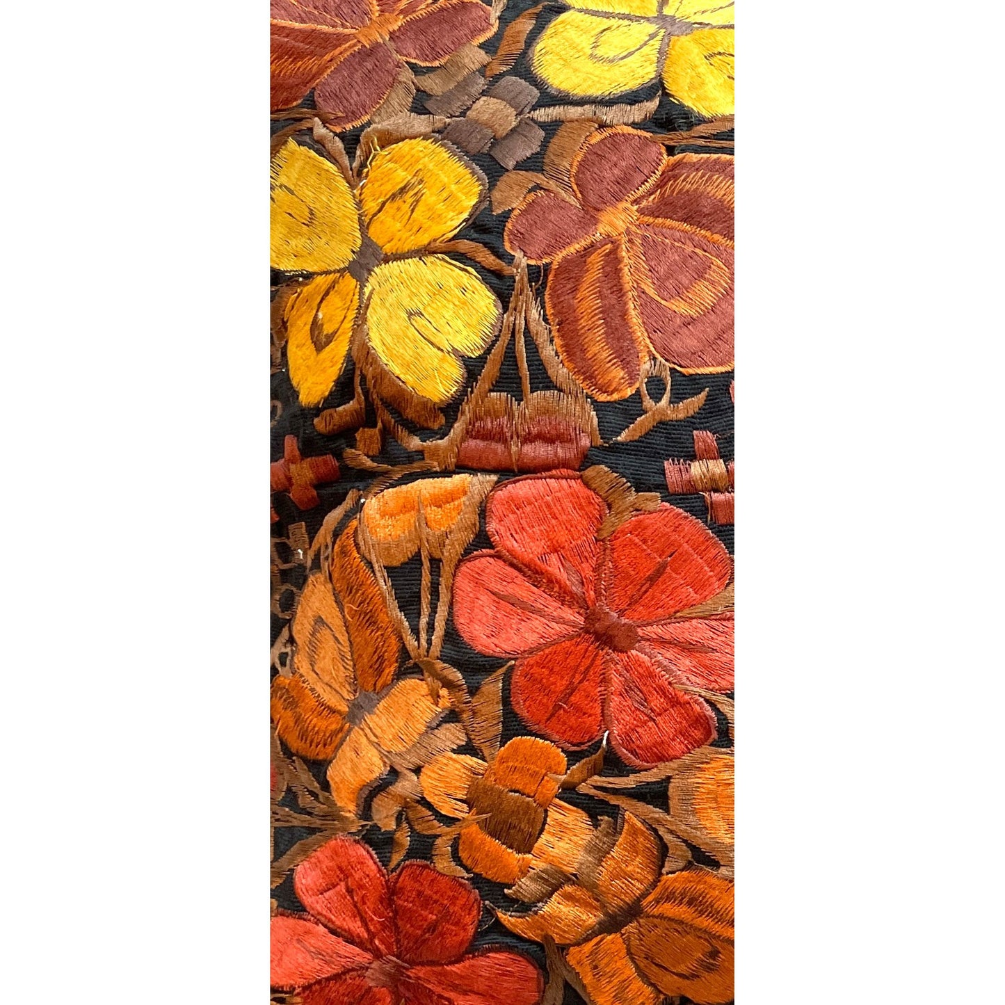 Handbestickter Kissenbezug aus Oaxaca – Schwarzer Stoff mit farbenfrohen Blumenmustern, traditionell handgefertigt in Mexiko.