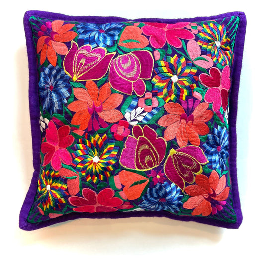 Lila, handbestickter Kissenbezug aus Oaxaca – farbenprächtige florale Muster, traditionell handgefertigt in Mexiko.