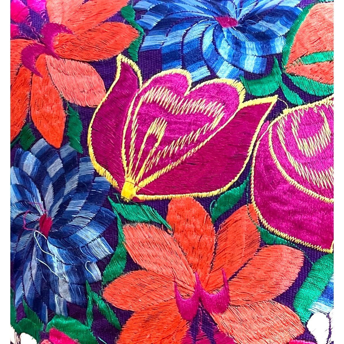Lila, handbestickter Kissenbezug aus Oaxaca – farbenprächtige florale Muster, traditionell handgefertigt in Mexiko.