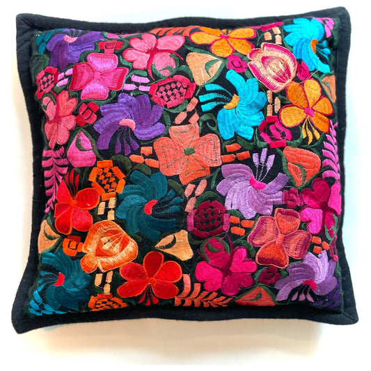 Handbestickter Kissenbezug aus Oaxaca – Schwarzer Stoff mit blauen und bunten Blumenstickereien, traditionelles Kunsthandwerk aus Mexiko.