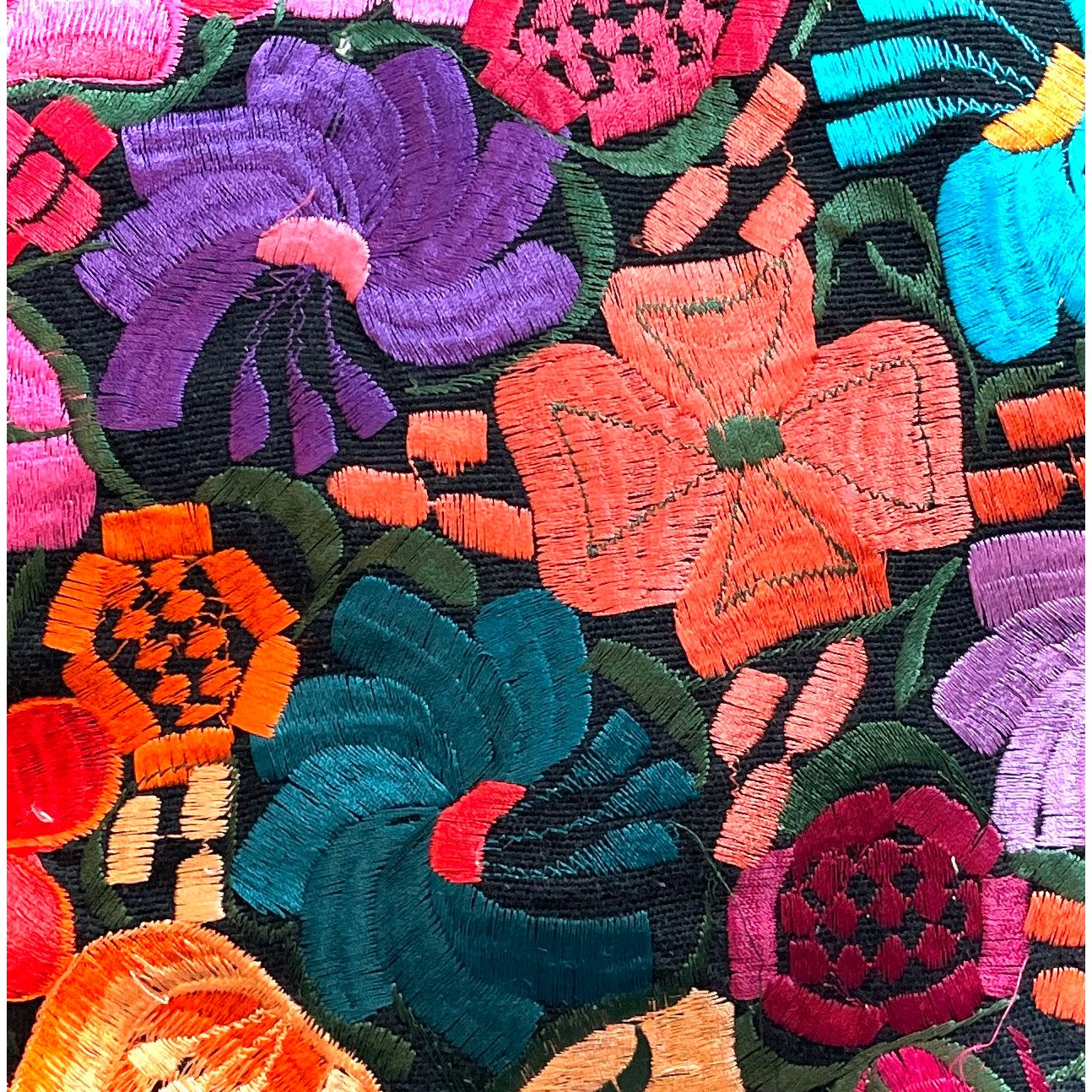 Handbestickter Kissenbezug aus Oaxaca – Schwarzer Stoff mit blauen und bunten Blumenstickereien, traditionelles Kunsthandwerk aus Mexiko.