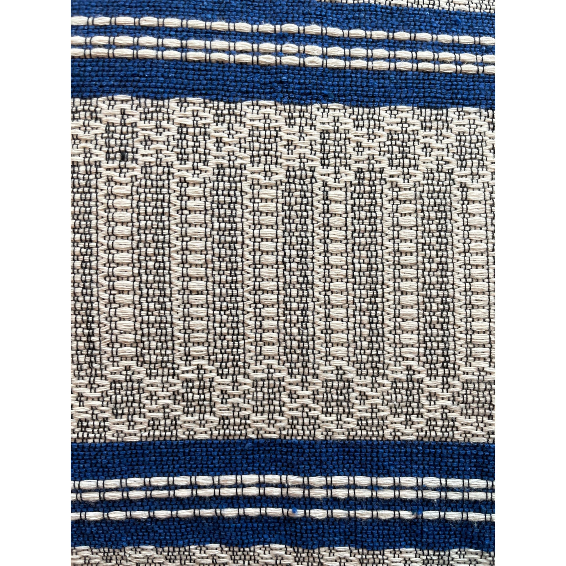 Blauer, handgewebter Kissenbezug aus Oaxaca – hergestellt auf einem traditionellen Tretwebstuhl, mit feinem Muster aus Baumwolle.