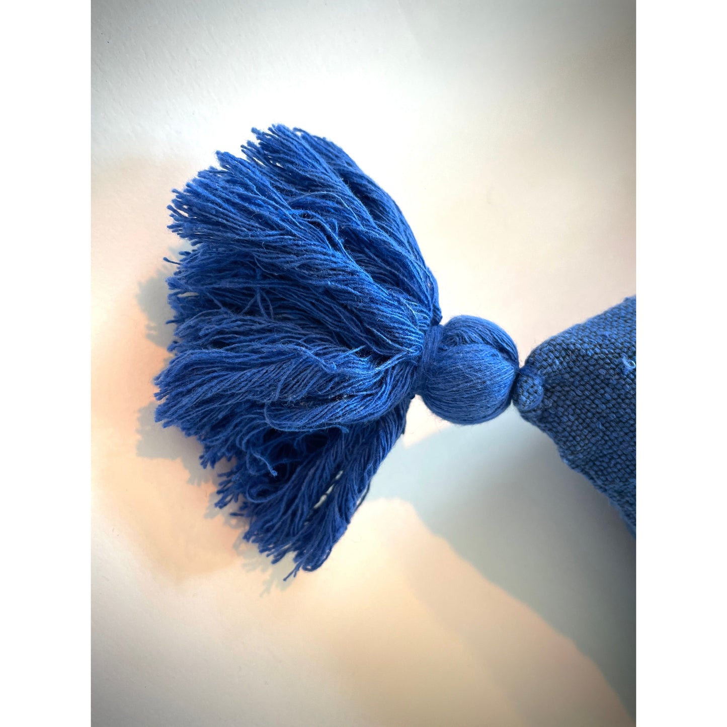 Blauer, handgewebter Kissenbezug aus Oaxaca – hergestellt auf einem traditionellen Tretwebstuhl, mit feinem Muster aus Baumwolle.