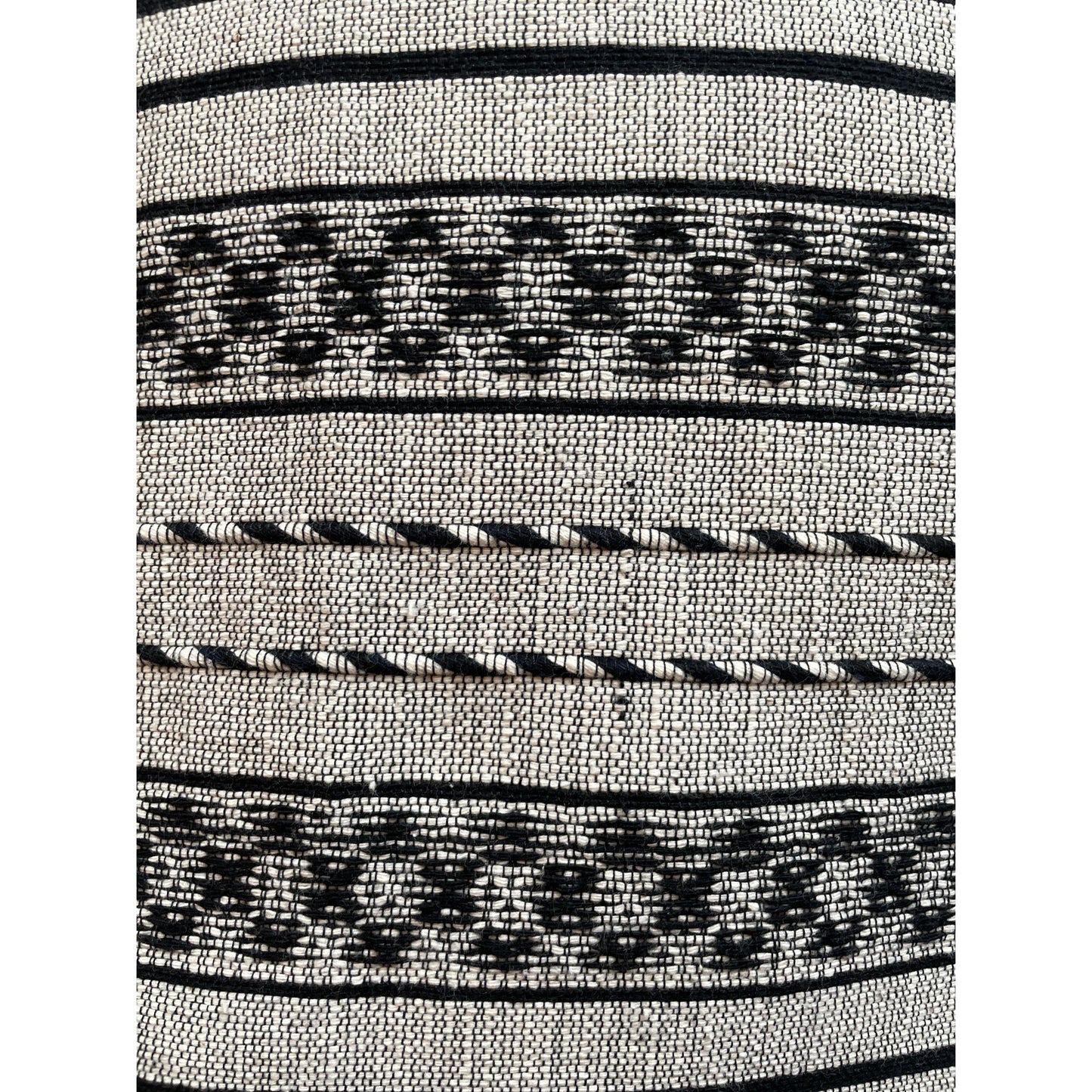 Handgewebter Kissenbezug aus Oaxaca in Schwarz und Weiß – traditionell auf einem Tretwebstuhl gefertigt mit geometrischem Design.