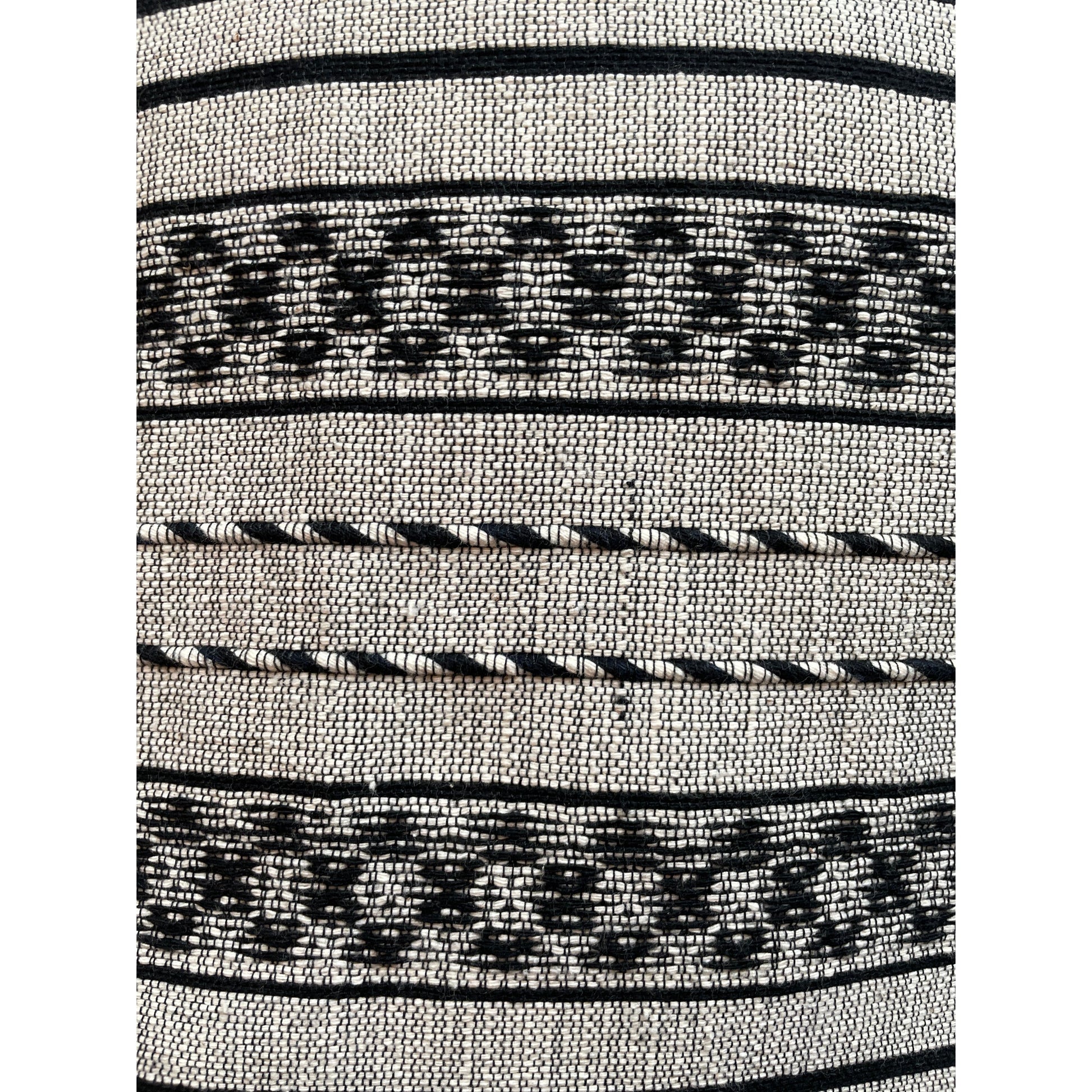 Handgewebter Kissenbezug aus Oaxaca in Schwarz und Weiß – traditionell auf einem Tretwebstuhl gefertigt mit geometrischem Design.