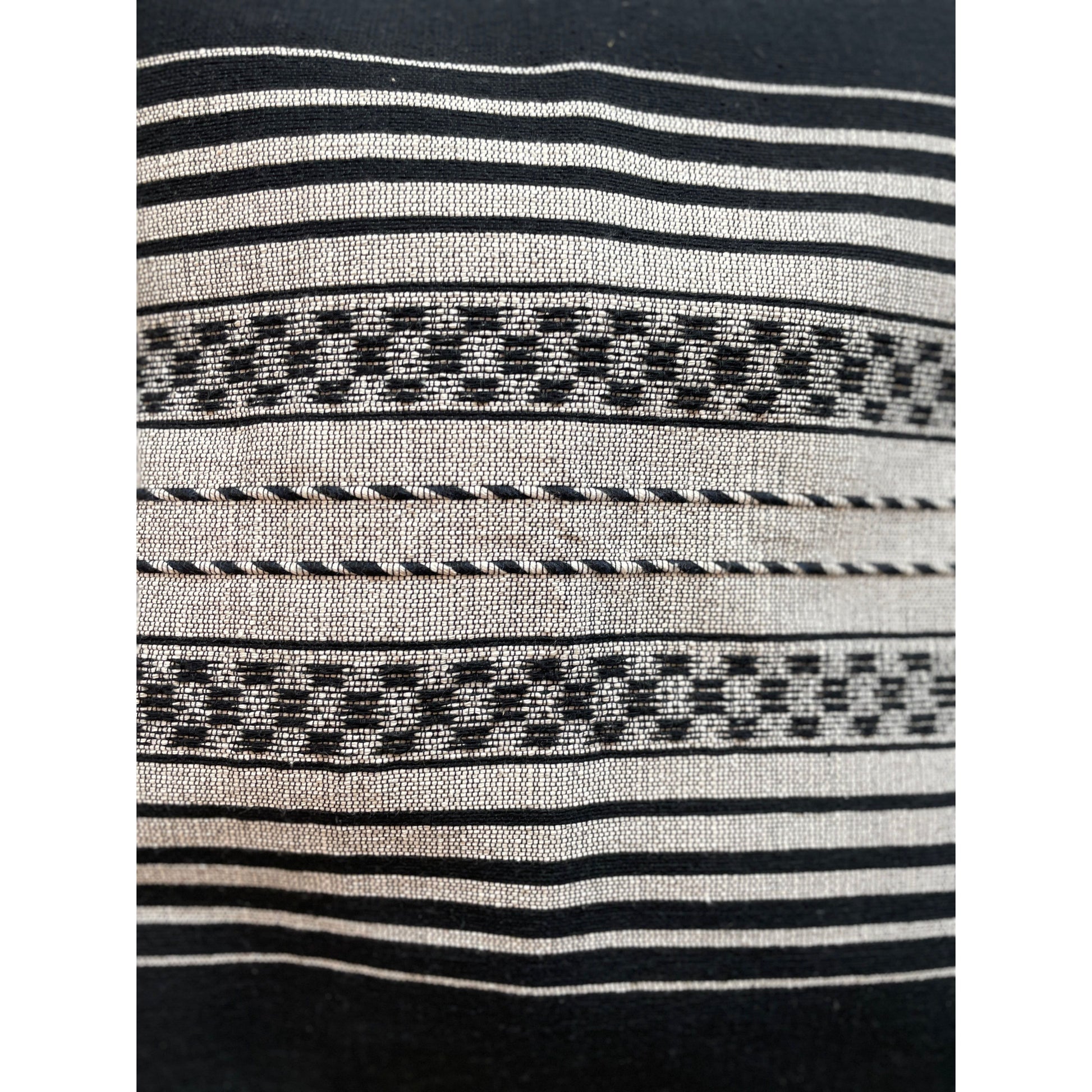 Schwarzer, handgewebter Kissenbezug aus Oaxaca – gefertigt auf einem traditionellen Tretwebstuhl mit einem subtilen, schwarzen geometrischen Muster.