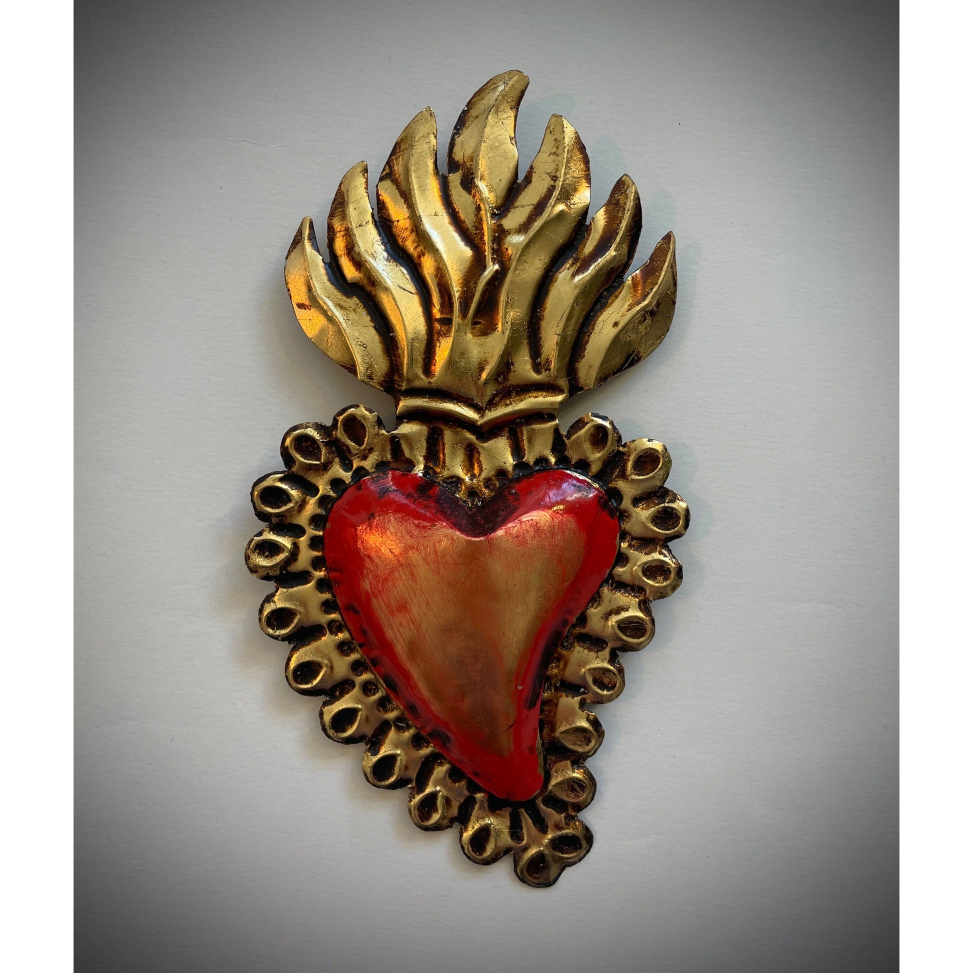 Handgeprägtes "Milagro Heart" Kunstwerk – Devotionsherz in rotem Metall, aus Mexiko, symbolisiert Liebe, Schutz und Spiritualität in traditionellem mexikanischen Design.