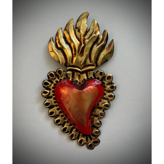 Handgeprägtes "Milagro Heart" Kunstwerk – Devotionsherz in rotem Metall, aus Mexiko, symbolisiert Liebe, Schutz und Spiritualität in traditionellem mexikanischen Design.