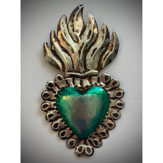 Handgeprägtes "Milagro Heart" Kunstwerk – Devotionsherz in smaragdgrünem Metall, aus Mexiko, symbolisiert Liebe und Spiritualität mit traditionellem mexikanischen Design.