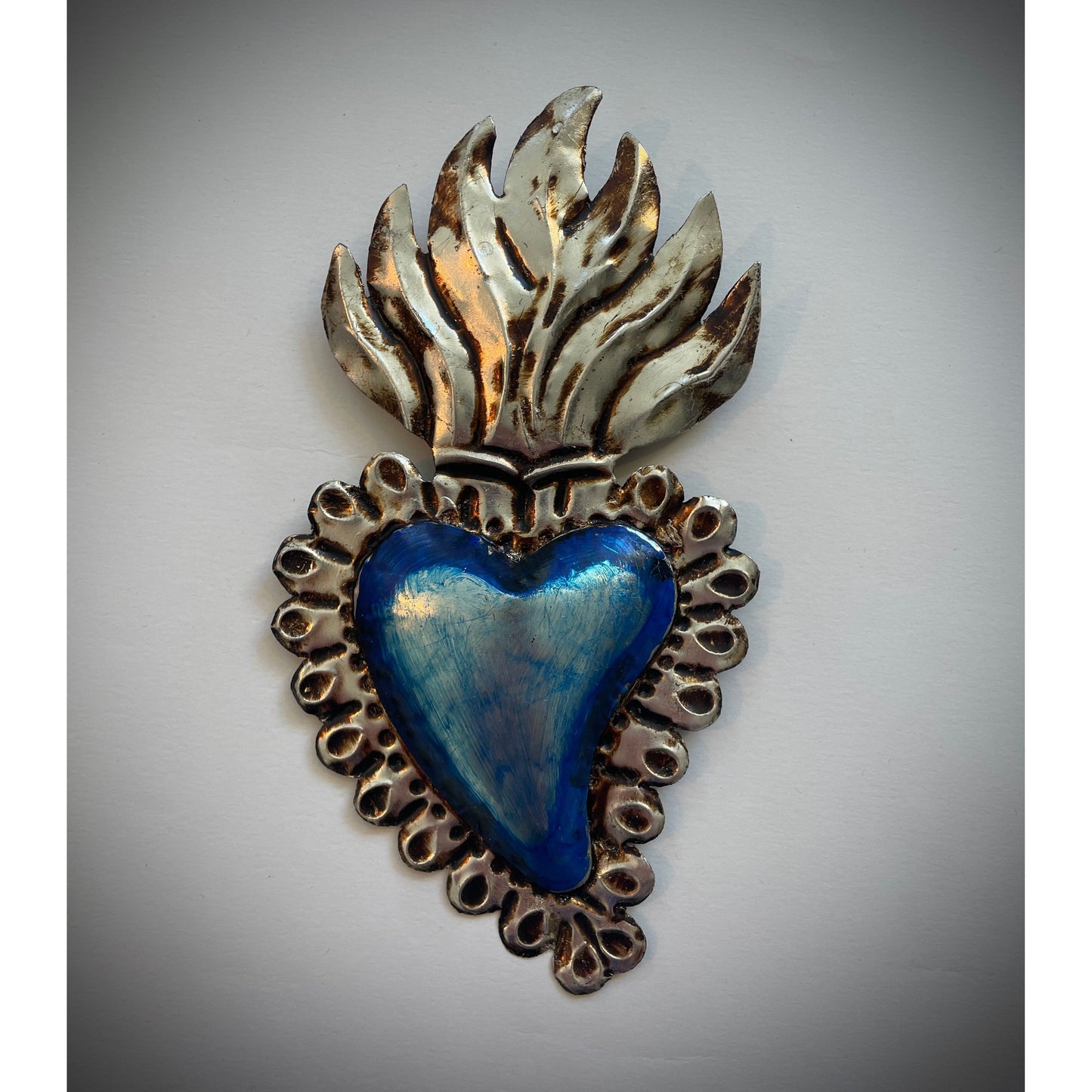 Handgeprägtes "Milagro Heart" Kunstwerk – Devotionsherz in blauem Metall, aus Mexiko, symbolisiert Liebe und Spiritualität mit traditionellem mexikanischen Design.