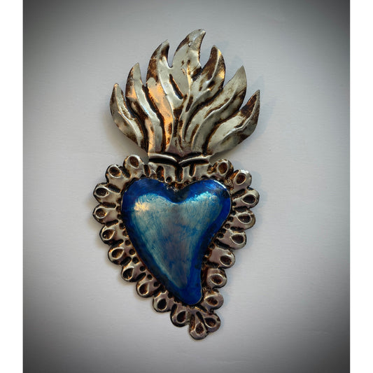 Handgeprägtes "Milagro Heart" Kunstwerk – Devotionsherz in blauem Metall, aus Mexiko, symbolisiert Liebe und Spiritualität mit traditionellem mexikanischen Design.