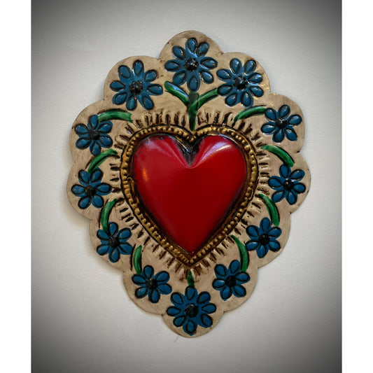 Handgefertigtes "Flores Heart" Kunstwerk – Herz aus Blumenmotiven, aus Mexiko, symbolisiert Liebe und Schönheit in traditioneller mexikanischer Kunst.