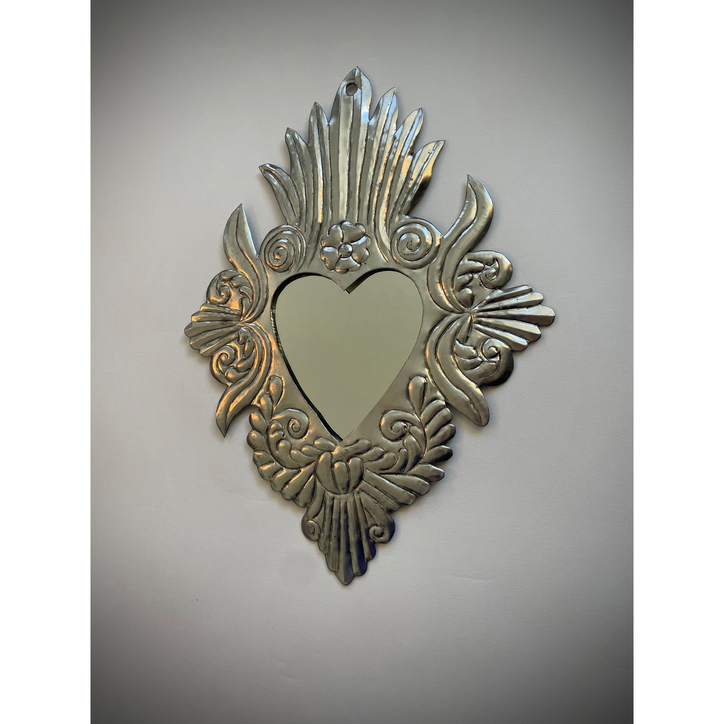 Handgefertigter Herzspiegel aus Mexiko – Metallspiegel in Herzform, symbolisiert Liebe und Zuneigung, einzigartiges mexikanisches Kunsthandwerk.