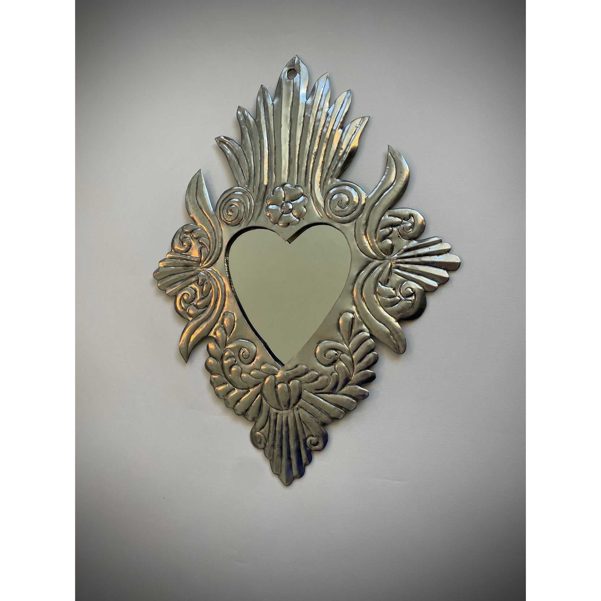 Handgefertigter Herzspiegel aus Mexiko – Metallspiegel in Herzform, symbolisiert Liebe und Zuneigung, einzigartiges mexikanisches Kunsthandwerk.