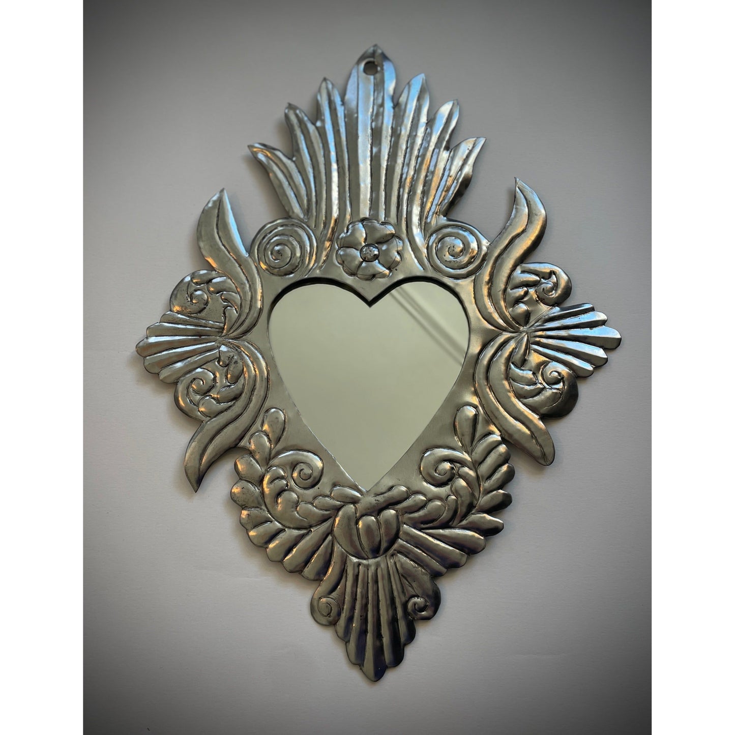Handgefertigter Herzspiegel aus Mexiko – Metallspiegel in Herzform, symbolisiert Liebe und Zuneigung, einzigartiges mexikanisches Kunsthandwerk.