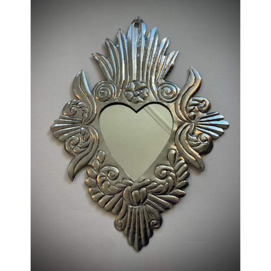 Handgefertigter Herzspiegel aus Mexiko – Metallspiegel in Herzform, symbolisiert Liebe und Zuneigung, einzigartiges mexikanisches Kunsthandwerk.