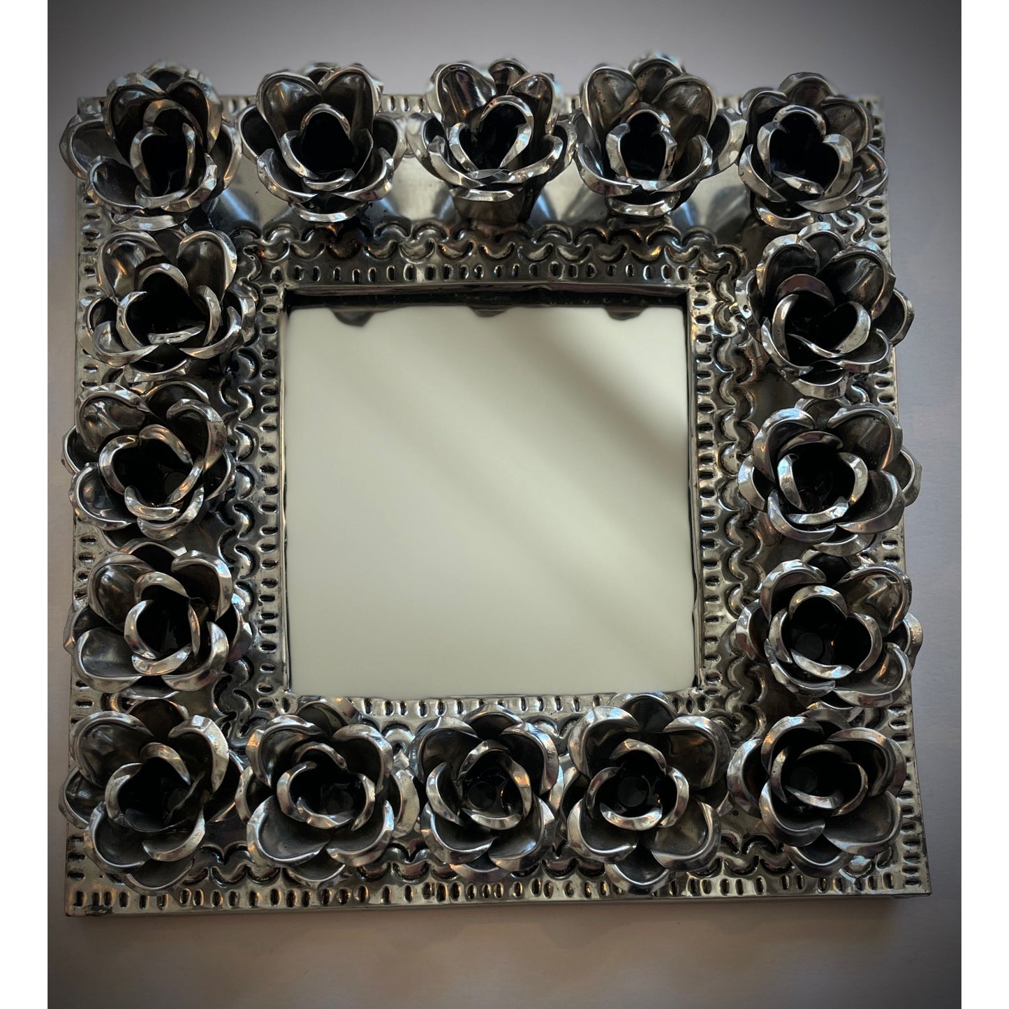Handgefertigter Flower Mirror aus Mexiko – Spiegel mit kunstvollen Blumenornamenten, symbolisiert mexikanische Handwerkskunst und Schönheit.