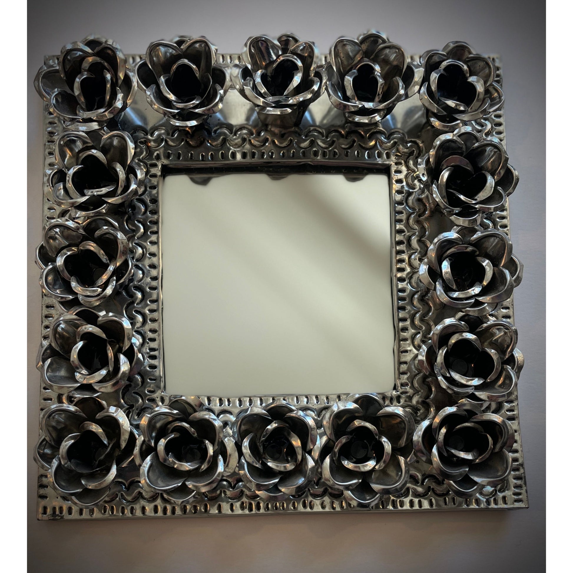 Handgefertigter Flower Mirror aus Mexiko – Spiegel mit kunstvollen Blumenornamenten, symbolisiert mexikanische Handwerkskunst und Schönheit.