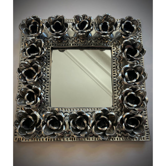 Handgefertigter Flower Mirror aus Mexiko – Spiegel mit kunstvollen Blumenornamenten, symbolisiert mexikanische Handwerkskunst und Schönheit.