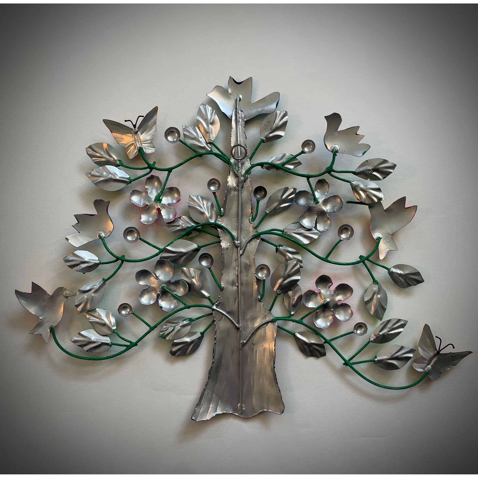 Handgefertigtes "Tree of Life" Kunstwerk aus Mexiko – Baum des Lebens in lebendigen Farben, symbolisiert Wachstum und Harmonie mit traditionellem mexikanischen Design.