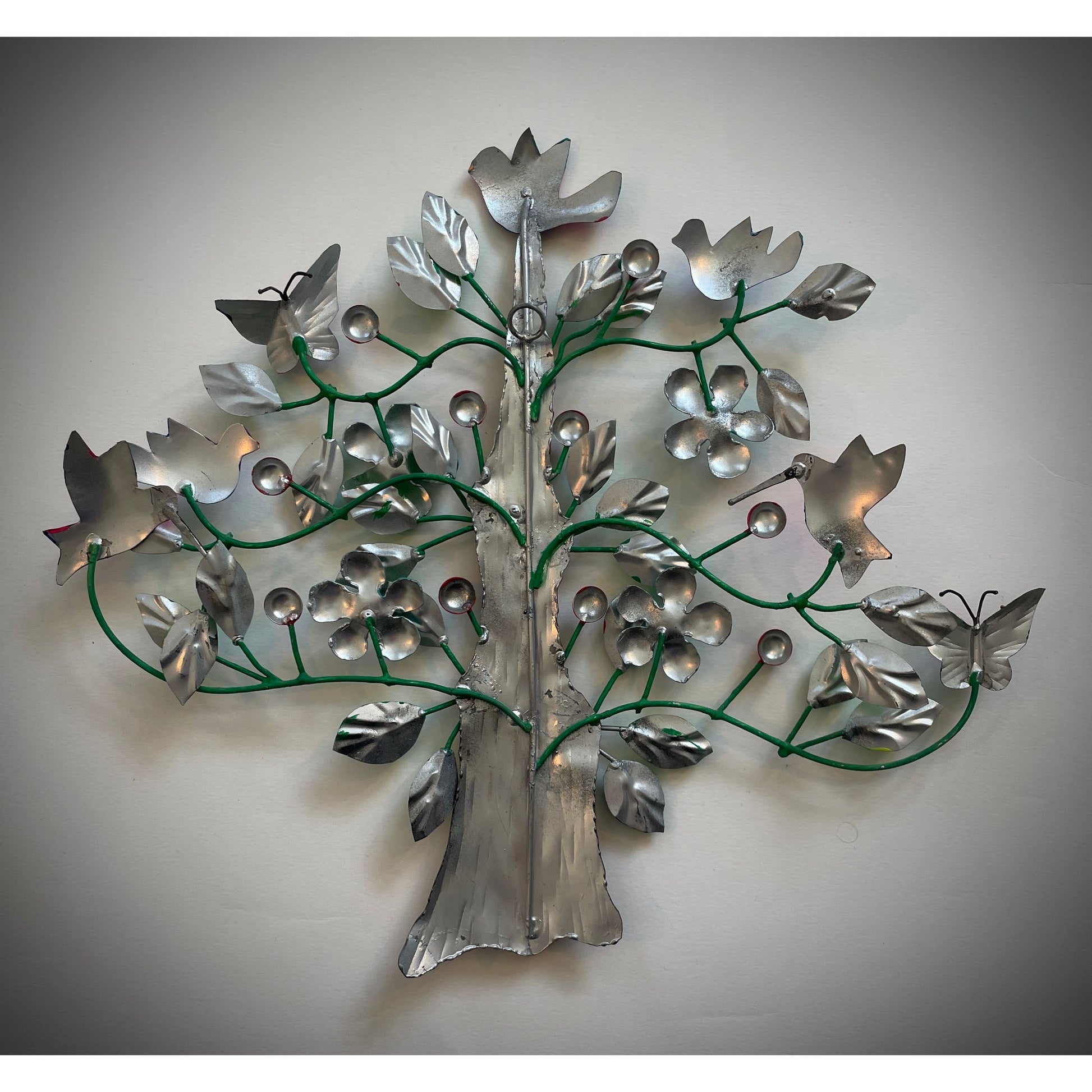 Handgefertigtes "Tree of Life" Kunstwerk aus Mexiko – Baum des Lebens in lebendigen Farben, symbolisiert Wachstum und Harmonie mit traditionellem mexikanischen Design.