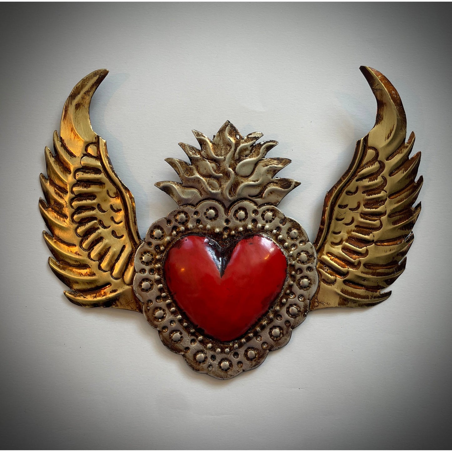 Handgefertigtes Kunstwerk "Wings of Desire" – Flammenherz mit ausgebreiteten Flügeln, aus Mexiko, symbolisiert Leidenschaft und Freiheit.