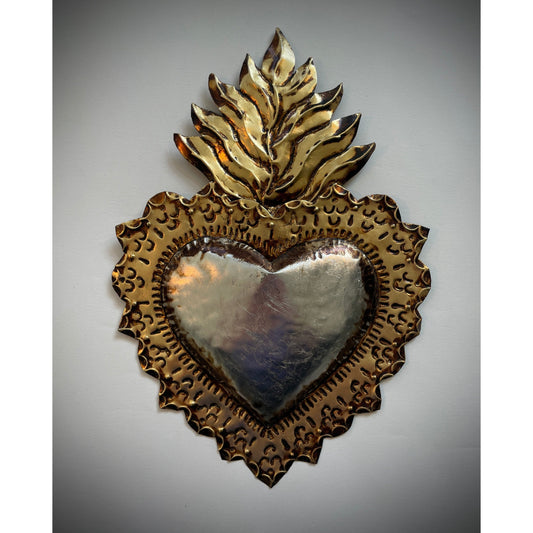 Handgefertigtes "Flamed Heart" Kunstwerk – Herz mit Flammen, aus Mexiko, symbolisiert Leidenschaft und Energie.