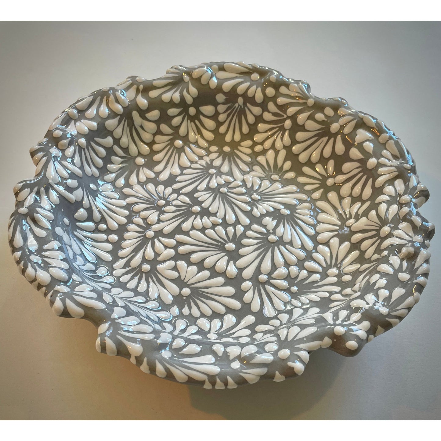 Flor Gris Colonial: Exquisiter, handgefertigter & handbemalter Talavera-Teller