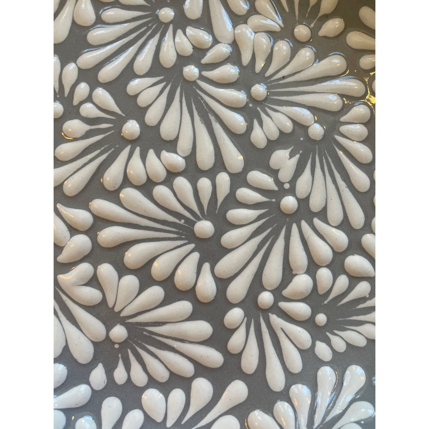 Flor Gris Colonial: Exquisiter, handgefertigter & handbemalter Talavera-Teller
