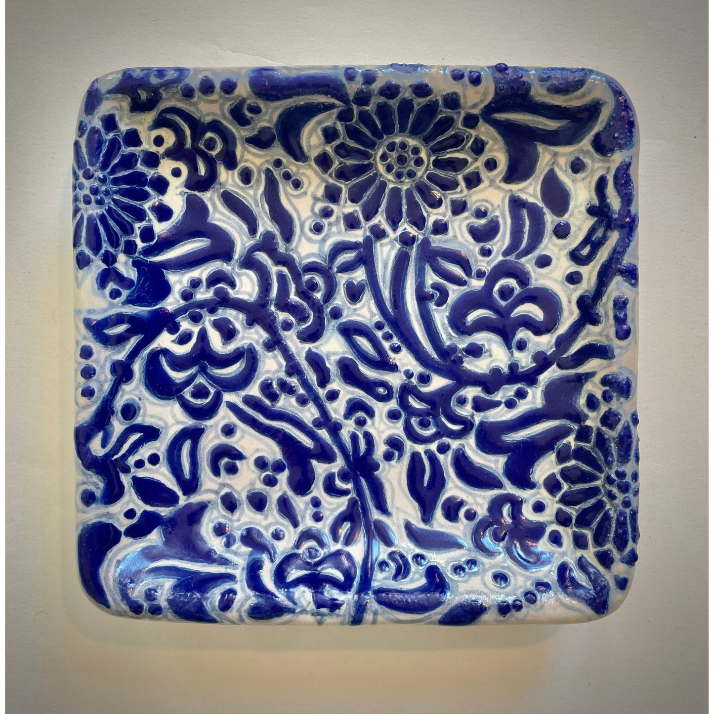 Handbemalte Talavera-Vase aus Santa Catarina, Mexiko. Blau-weiße florale Muster, einzigartiges Kunsthandwerk.