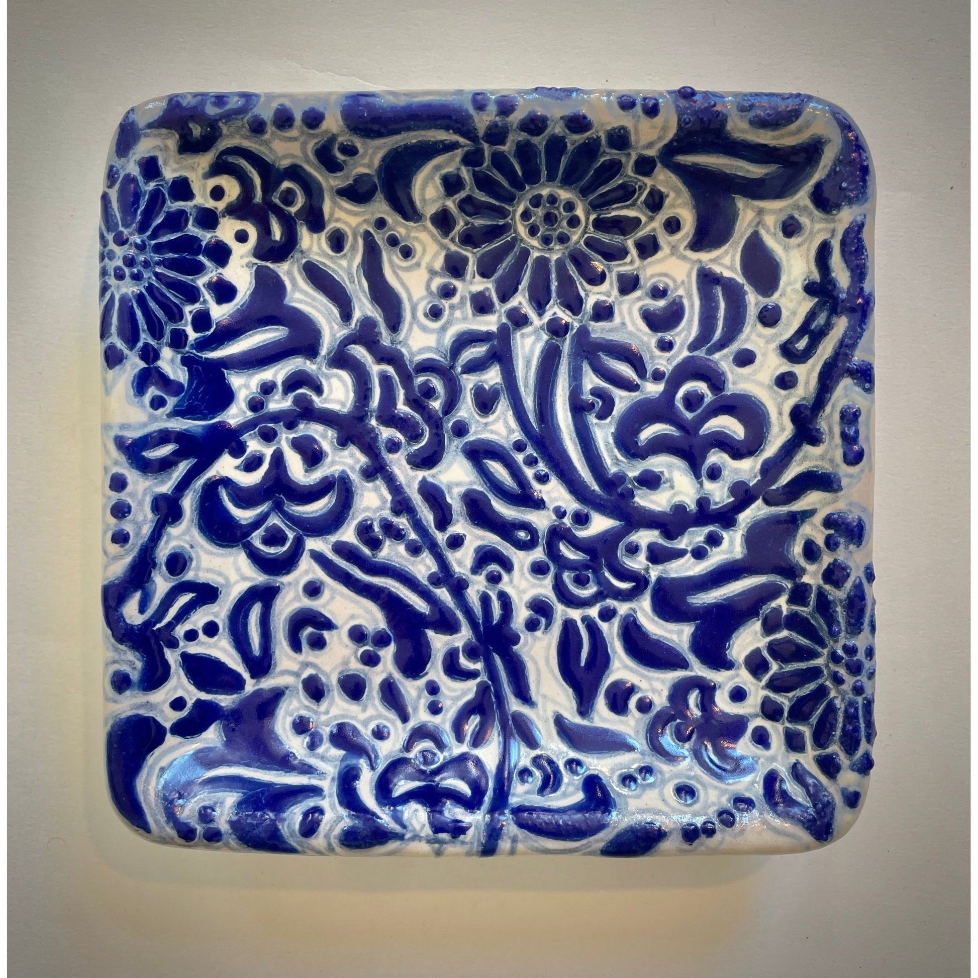 Handbemalte Talavera-Vase aus Santa Catarina, Mexiko. Blau-weiße florale Muster, einzigartiges Kunsthandwerk.
