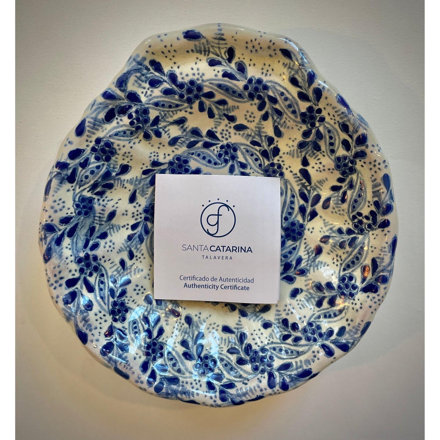 Handbemalte Talavera-Vase aus Santa Catarina, Mexiko – florale Muster, blau-weiße Farbgebung, zertifiziertes Unikat aus traditioneller mexikanischer Handwerkskunst.