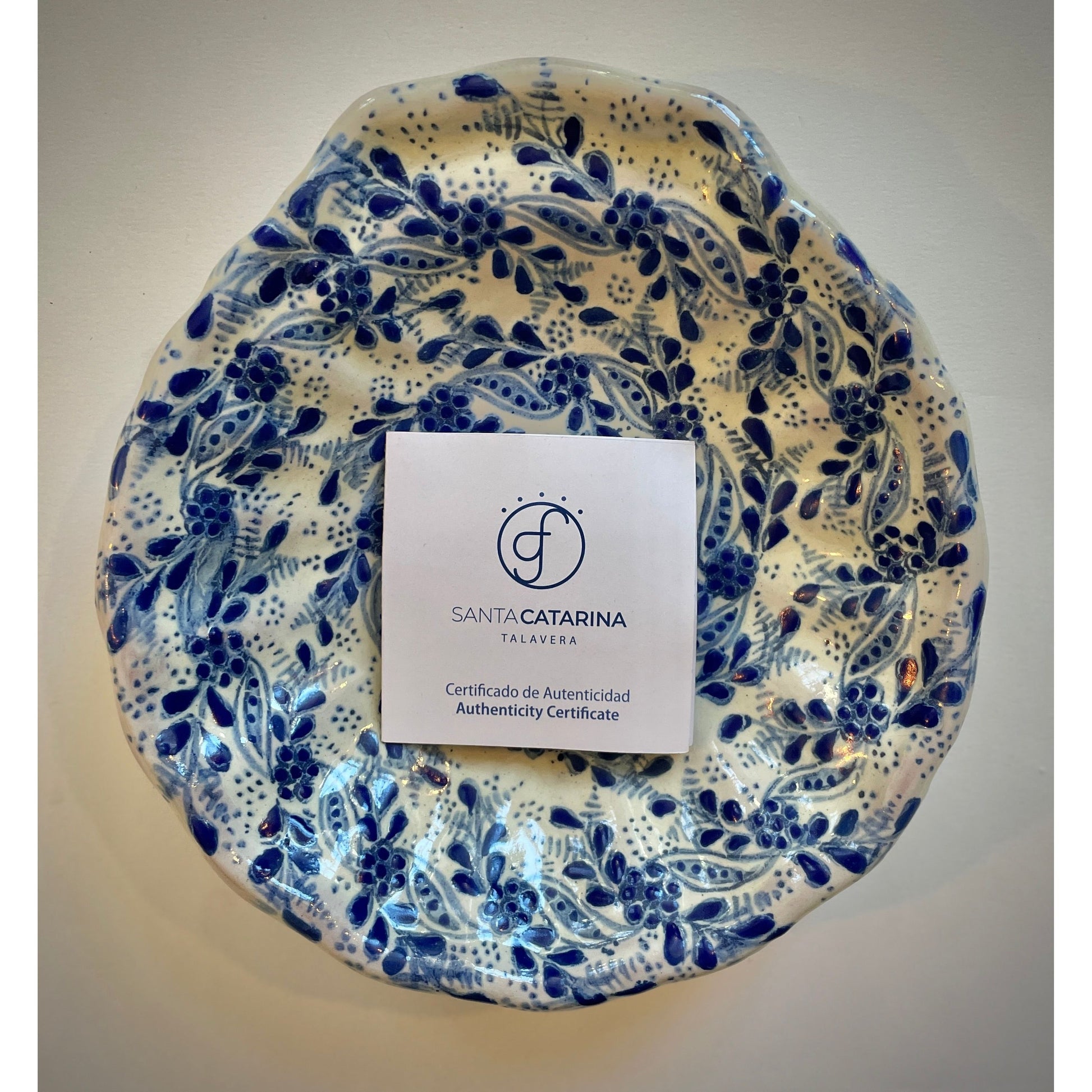 Handbemalte Talavera-Vase aus Santa Catarina, Mexiko – florale Muster, blau-weiße Farbgebung, zertifiziertes Unikat aus traditioneller mexikanischer Handwerkskunst.