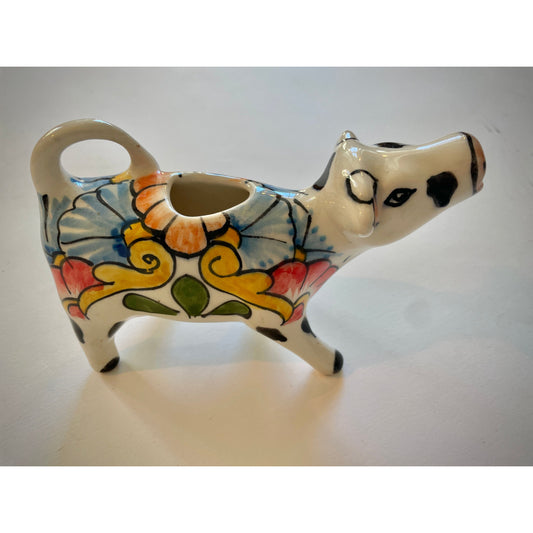 Milchgießer in Kuhform – Die verspielte Eleganz handbemalter Talavera-Keramik