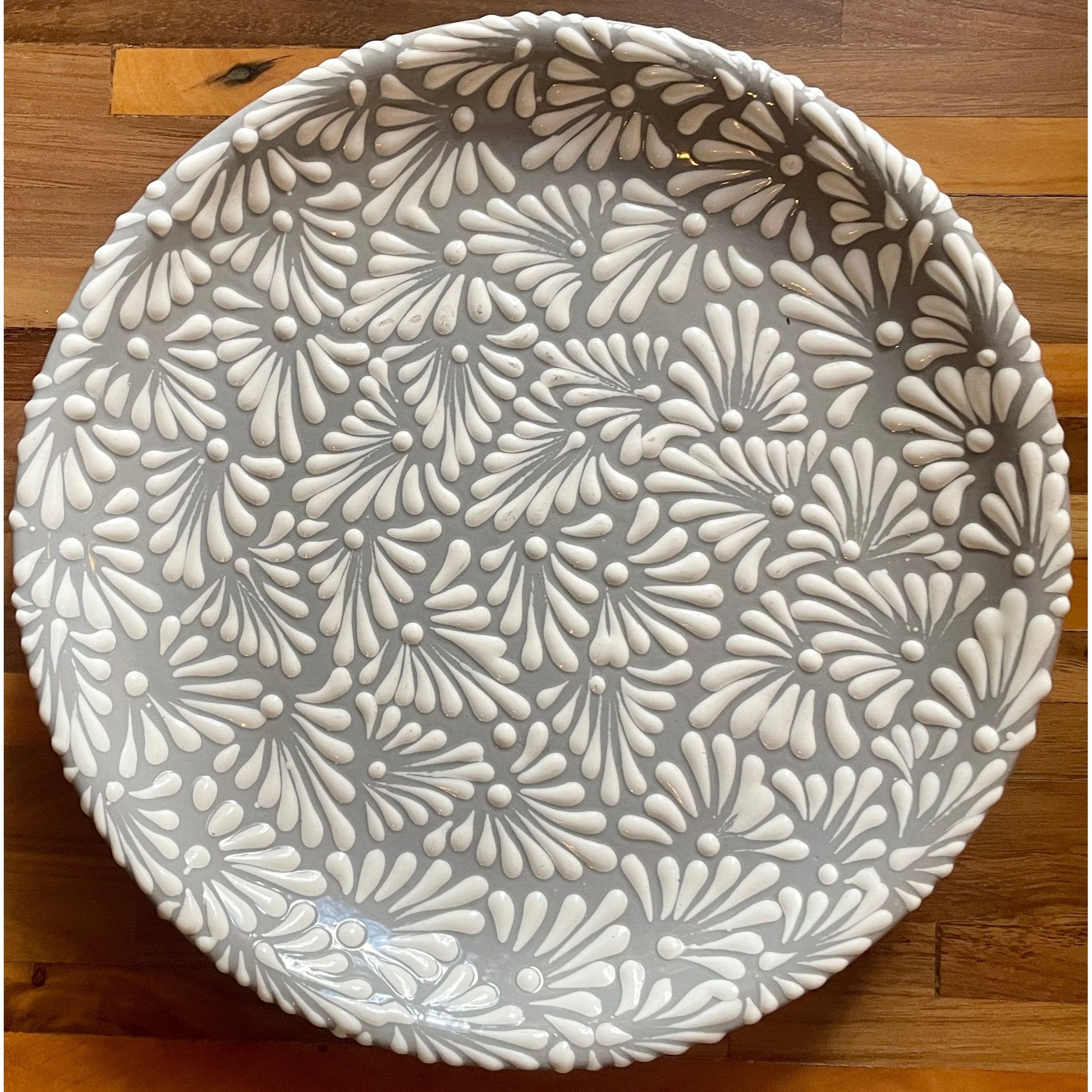 Handbemalter Talavera Teller Gris Colonial – Graue Blumenmuster, handgefertigt in Mexiko, traditionelles Kunsthandwerk aus Puebla.