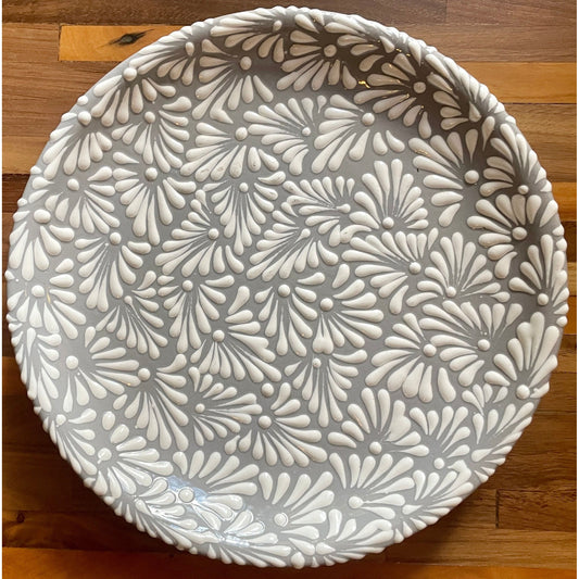 Handbemalter Talavera Teller Gris Colonial – Graue Blumenmuster, handgefertigt in Mexiko, traditionelles Kunsthandwerk aus Puebla.